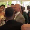 Hit snimak venčanja u Nemačkoj: Tamburaši zasvirali svadbarski hit sa Balkana, mladoženja skače, a mlada ne veruje šta se…