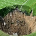 VIDEO: Ogromna rupa progutala fudbalsko igralište u SAD-u