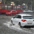 Poplave u Beogradu: Na Petlovom brdu ženu spasavali iz bujice (snimak)
