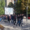 (VIDEO) Studenti sa trakama na ustima i indeksima u rukama protestovali u Kosovskoj Mitrovici