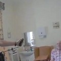 Šok snimak: Policija upotrebila elektrošoker i biber sprej na penzioneru (93) invalidu, pa ga udarili palicom!