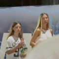 (Paparaco) go stomak i lice bez trunke šminke: Vesna Đogani šeta Budvom sa ćerkom i psom - pevačica u patikama i šorčiću…