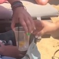 Turistkinja pokazala trik za jeftino piće na plaži pa snimkom napravila haos: "e od ovoga mi je muka" (video)