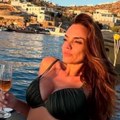 (Foto) Sofija Rajović (37) baš provocira: Opalila selfi, a grudi u fokusu! Baškari se na Mikonosu, pozira sva preplanula
