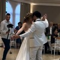 Podigao mladu, pa se strasno ljubili: Glumac iz "Igre sudbine" oženio koleginicu, a njihov prvi ples danas svi komentarišu…
