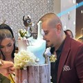 Torta za srnin prvi rođendan kao iz bajke: Darko i Katarina priredili ćerki bajku: Ponosna mama drži naslednicu, a tata pali…