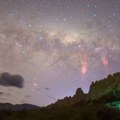 FOTO, VIDEO: Fotografi zabeležili redak svetlosni fenomen - "crvene vilenjake"
