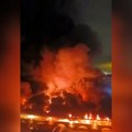 Deluje kao da gori pola grada, svedoci kažu da se čula eksplozija! Strašan požar u Sankt Peterburgu, ima povređenih (video)…
