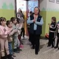 Učiteljicu Draganu ispratili u penziju aplauzom i suzama: „Hvala Vam što ste nas vodili kroz prve korake“