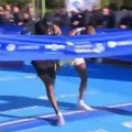 Istorija se ponovila! Ovo je najluđa završnica maratona ikad, atletičar glavom pokušao da pobedi u foto-finišu