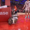 (VIDEO) Lakat, grimasa… Za OVO je Lebron dobio faul?!