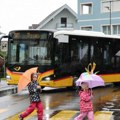 Autobus bez vozača udario u fasadu banke u Švajcarskoj