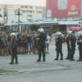 Dva kordona policije razdvajaju učesnike Prajd karavana i grupu mladića u Zaječaru: Svemu prethodile poruke mržnje lokalnog…