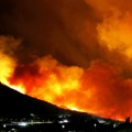 Veliki požar u Hrvatskoj: Gori Omiš, hitno evakuisano 200 ljudi, vatra stigla do grada i napravila štetu