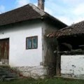 Kuća, voćnjak i plodna njiva za manje od 20.000 evra: Vlasnik na jugu Srbije prodaje ogromno imanje u celini (foto)