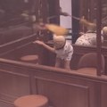 Urnebesni snimak! Janjuš udarao Uroša metlom po glavi, svi umiru od smeha