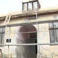 Škola u Seljašnici pred velikim jubilejom, obnavlja se zgrada stara jedan vek, stigla i Vučićeva lična biblioteka