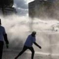 Suzavac i sukobi sa policijom na protestima u Tirani