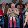 Urnebesne fotke kralja Čarlsa obišle svet: Kada ga budete videli u ovakvom izdanju, zagrcnućete se od smeha, a čarapice su…
