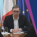 „Vučić je ostao bez teksta, a građani bez institucija“: Izostanak saopštenja nakon sastanka sa Kvintom – taktički…