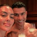 Skinuo se, pokazao suprugu u dekolteu i nabacio osmeh: Kristijano Ronaldo uopšte ne haje za prozivke!