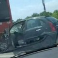 Teška saobraćajka na Ibarskoj kod Orlovače: Cela mu hauba pod autobusom! (video)