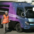 Električni Mitsubishi Fuso eCanter Sensor Collect komunalni kamion koji sledi vozača