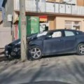 Zakucao se u banderu: Nesreća u Kuzminu, vozač automobila hitno prevezen u bolnicu (video)