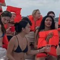 Influenserke nagrnule na jahtu koja može da primi 5 osoba: Nakon nekoliko sekunudi počela je da tone, a reakcija devojaka je…