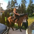 Dunja na proslavu male mature stigla jašući konja