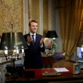 Kako su aktivisti "u ćebetu" izneli voštanu figuru Makrona iz muzeja i zašto je završila ispred ruske ambasade