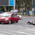 Težak udes na Novom Beogradu: Vozač motora nepomično leži na putu
