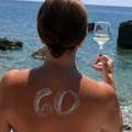 Voditeljka proslavlja jubilarni rođendan na obali mora! Čaša vina, magičan pogled i godine koje su za nju samo broj (foto)