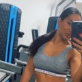 Uska roze trenerka i sivi topić: Ovako Zejna trenira punom parom: Preznojila se na treningu, pa sve okačila na mreže