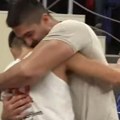 Ovo je zagrljaj za istoriju i tera suze na oči: Darko Miličić stegao sina posle zlata, ostvario je njegov san