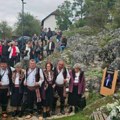 Suze u rodnom mestu Halida Bešlića, meštani izašli na ulicu: Odjekuju stihovi njegovih pesma dan pred sahranu