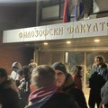 (Foto) Protest ispred Filozofskog fakulteta u Novom Sadu: zgrada zatvorena, studenti traže ostavke rektora i dekana