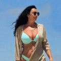 "Ja, ribetina da doživim tako nešto" Pevačica uhvatila muža u preljubi, sad se skinula u 56. godini i zagrmela na plaži…