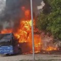 Ogroman plamen preti da se proširi, gust dim prekrio naselje: Zapalio se parkirani autobus u Prijepolju, vatrogasci na terenu
