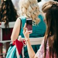 Trend sa Zapada, prazna stolica na svadbama, sve češći i u Srbiji: Dirljiv gest ili loš znak?