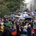 Održano poslednjih 16 minuta tišine kod Pravnog fakulteta: Odata pošta stradalima, položeno 16 belih ruža (foto)