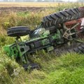 Tragedija u selu kod Brusa: Prevrnuo se traktor na livadi, poginuo vozač