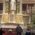 Student go prošao pored obezbeđenja crkve Popeo se na oltar, snimljena šok scena