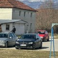 Dete na ljuljašci a policija tzv. Kosova upada u opštinu Goraždevac: U toku je pretres