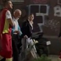 (Video) Lekari ga drže da ne padne: Pogledajte snimak kako Dina Merlina odvodi ekipa Hitne pomoći