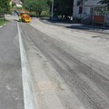 Skidaju nedavno stavljeni asfalt, da opet asfaltiraju