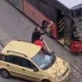Pesnicom razvalio šoferku! Incident u Žarkovu: Mladići udarili vozilo ispred sebe, potukli se sa vozačem, pa pobegli…