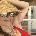 (Foto) šešir od slame, a oko vrata zlato: Hit izdanje Marije Karan sa plaže: Crveni kupaći sa prorezima i golo rame