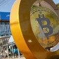 Bitcoin koketira sa cenom od 65.000 dolara posle poruka Feda