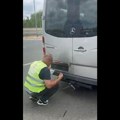 VIDEO: Policija zaustavila mini bus kojim su studenti išli iz Novog Sada za Beograd